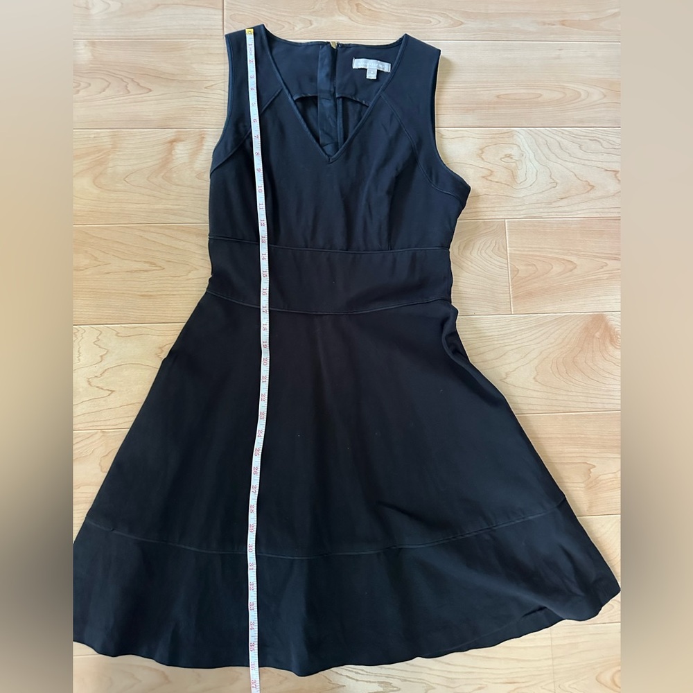 🌻 2/$10 Banana Republic black v neck sleeveless dress size 8 gold back zipper - Picture 8 of 10